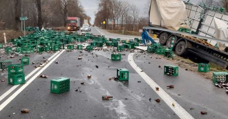 Ciężarówka z piwem przewróciła się w Suchowoli. Skrzynki zablokowały przejazd