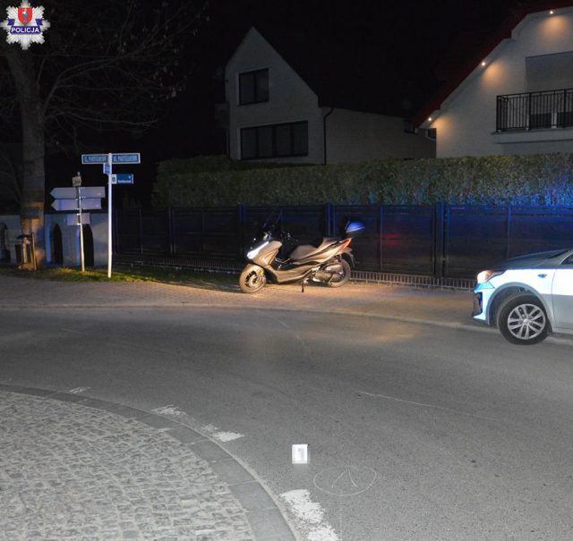Na rondzie zaczepił stopką o jezdnię, skuter przewróci się na ulicę. 62-latek został ranny