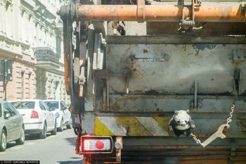 Zarobki kierowców śmieciarek. Oto ile dostają "na rękę"