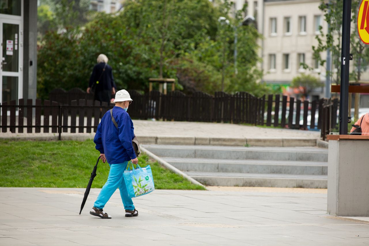 Zadłużeni emeryci w pułapce. Komornik zabierze niemal wszystko, co zarobili