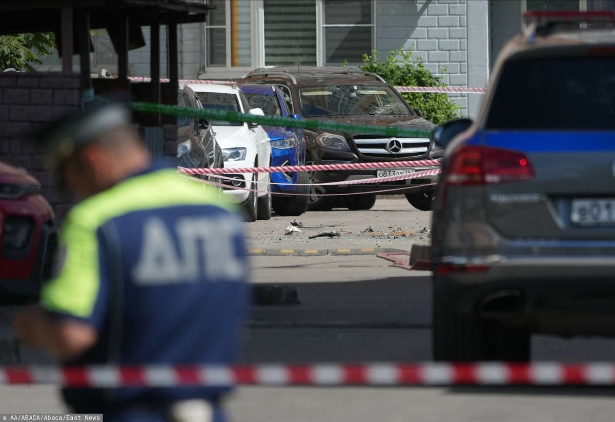 zamach, policjant, broń, atak, rosja Ostrzelano samochód w Inguszetii. Zginęły trzy osoby, w tym policjant