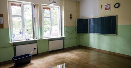 Nauczycielka broni się po wyrzuceniu krzyża. "Zrobił się cyrk"
