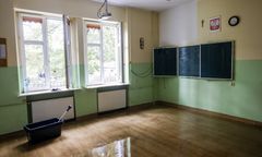 Nauczycielka broni się po wyrzuceniu krzyża. "Zrobił się cyrk"