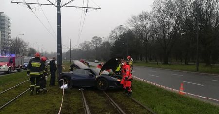 Rozbił ferrari warte ponad milion złotych. Niecodzienny wypadek w centrum Łodzi