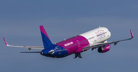 Samolot Wizz Air leciał do Polski. Wideo stewardessy niesie się po sieci