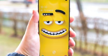 Dlaczego wciąż więcej smartfonów ma wcięcie niż otwór w ekranie?