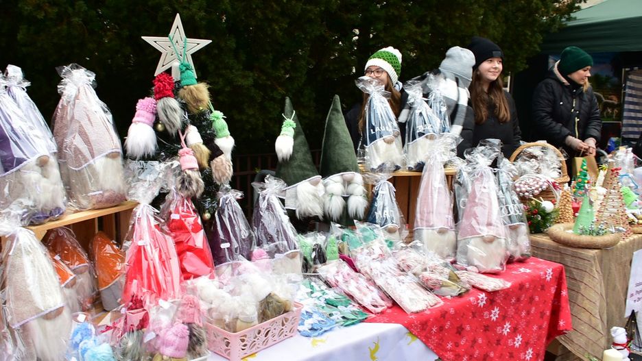 Magia świąt i wielkie serca: Charytatywny jarmark bożonarodzeniowy dla Oliwierka Faluszewskiego