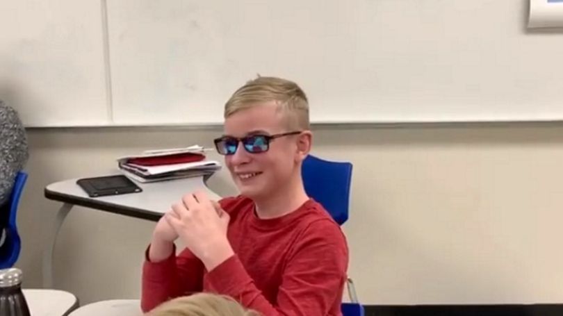 12-latek pierwszy raz zobaczył prawdziwe kolory. Wszystko dzięki specjalnym okularom 1