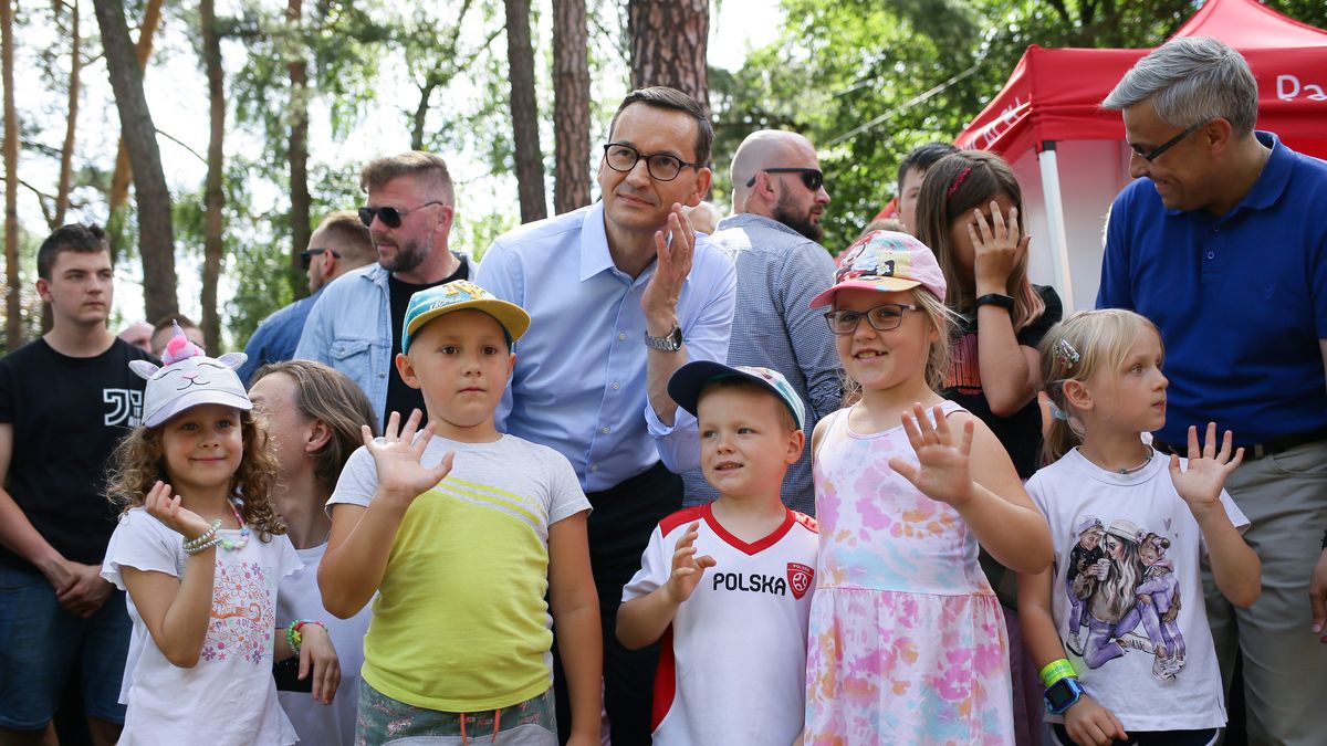 Tychy, 29.07.2023. Premier Mateusz Morawiecki (P) oraz wojewoda śląski Jarosław Wieczorek (P) podczas pikniku rodzinnego 800+ na terenie Ośrodka Wypoczynkowego Paprocany w Tychach, 29 bm. Szef rządu kontynuuje wizytę na Górnym Śląsku. (amb) PAP/Zbigniew Meissner
