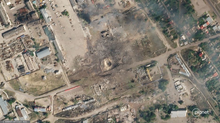 Ukraina - arch
This handout satellite photo taken and released by Planet Labs PBC on July 12, 2022, shows the aftermath after artillery fire on a site in Nova Kakhovka, in the southern Ukrainian region of Kherson occupied by Russian forces. - Kyiv said on July 12, 2022, it has destroyed an arms depot as part of a barrage of rockets and missiles on Russian military targets in southern Ukraine. Ukrainian military officials say the strikes in the Kherson region destroyed artillery, armoured vehicles "and a warehouse with ammunition in Nova Kakhovka". (Photo by Handout / Planet Labs PBC / AFP) / RESTRICTED TO EDITORIAL USE - MANDATORY CREDIT "AFP PHOTO / PLANET LABS PBC" - NO MARKETING - NO ADVERTISING CAMPAIGNS - DISTRIBUTED AS A SERVICE TO CLIENTS
HANDOUT