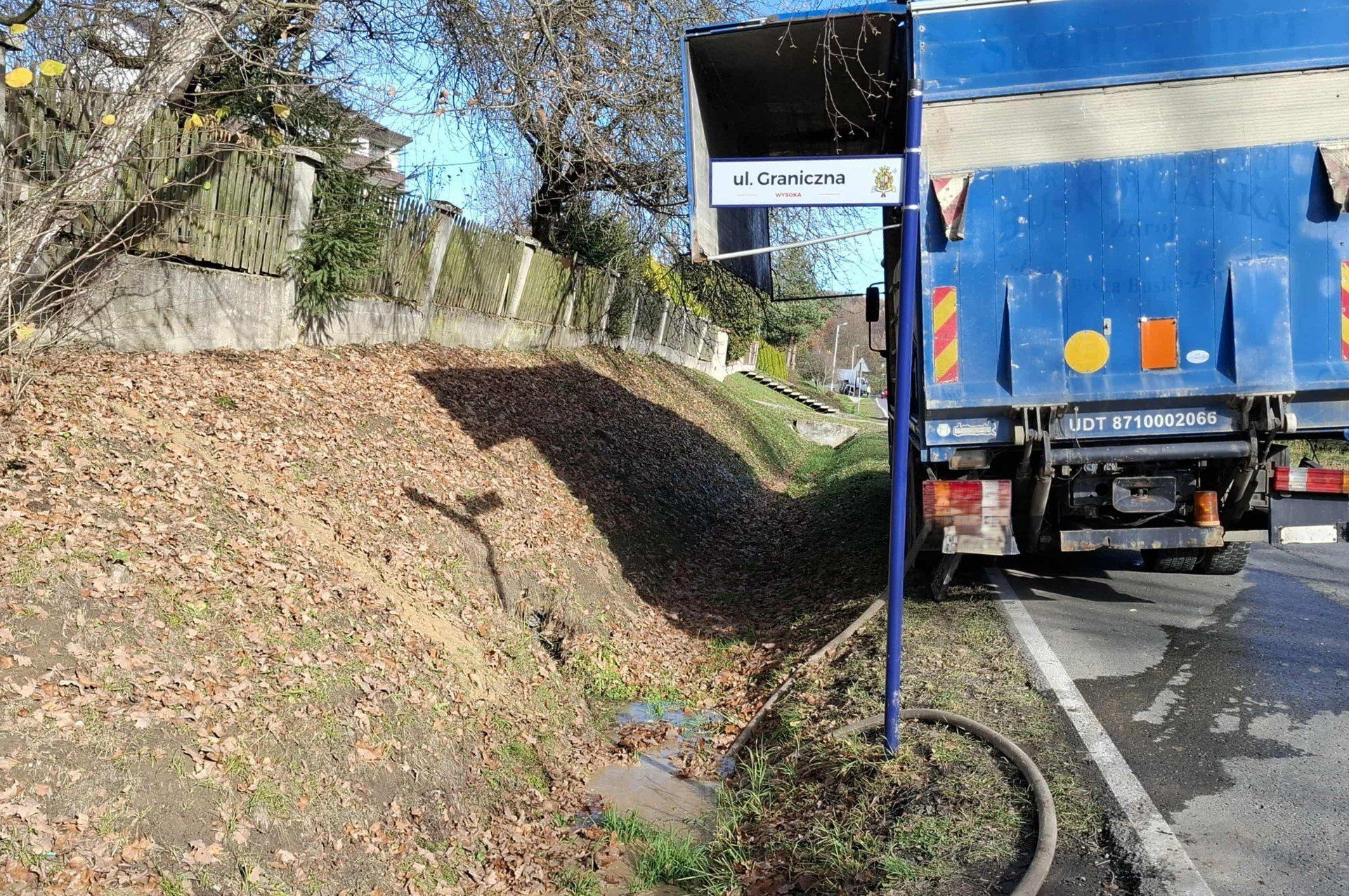 Na granicy Babicy i Wysokiej można spotkać specjalistyczne samochody do prowadzenia prac przy budowie sieci wodowciągowej
