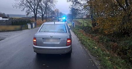 Był tak pijany, że zasnął za kierownicą. Wcześniej uciekł świadkowi