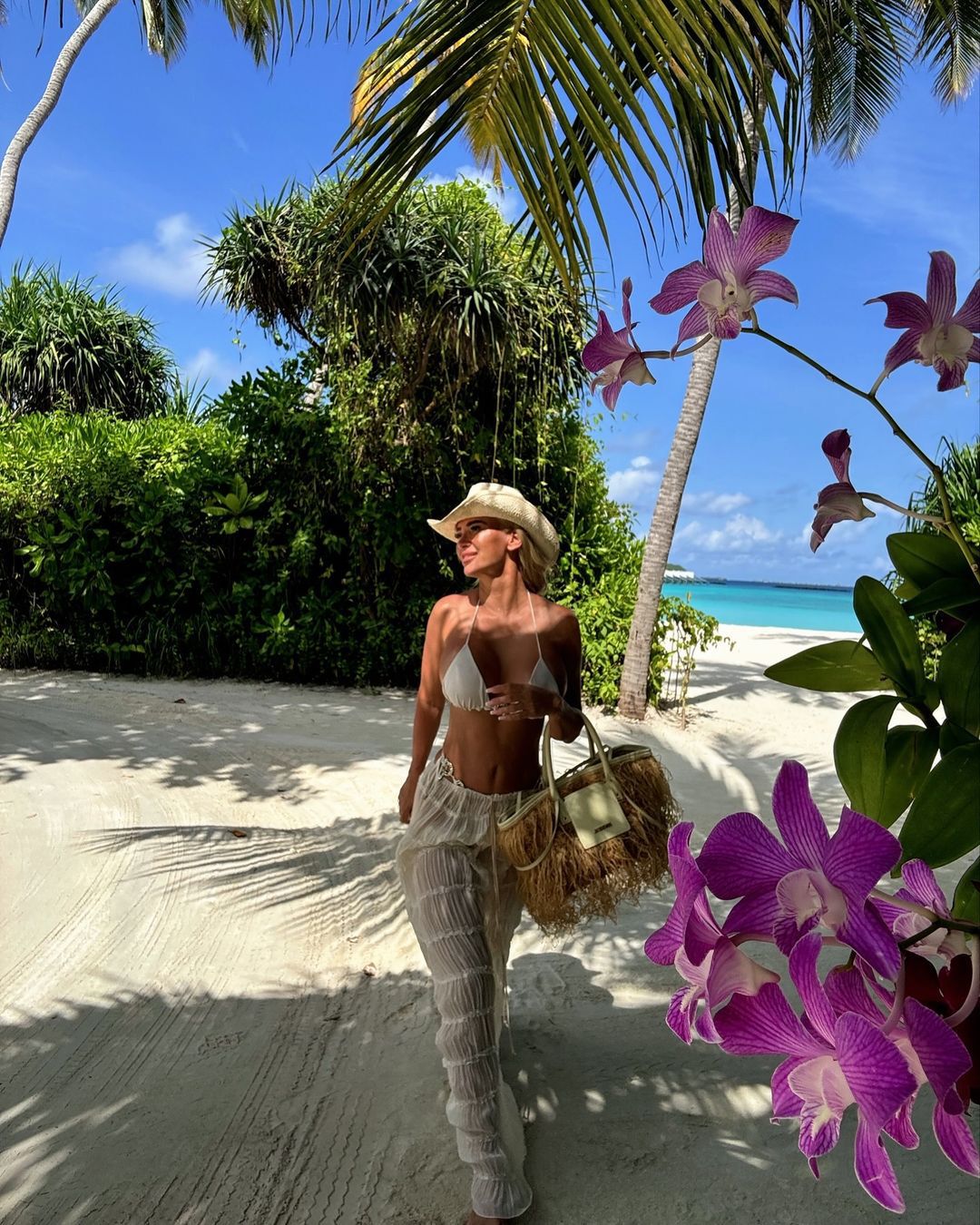 Izabela Macudzińska pozuje w bikini i kowbojskim kapeluszu