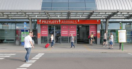 Wściekły dziennikarz na lotnisku: "Jesteśmy traktowani jak bydło"