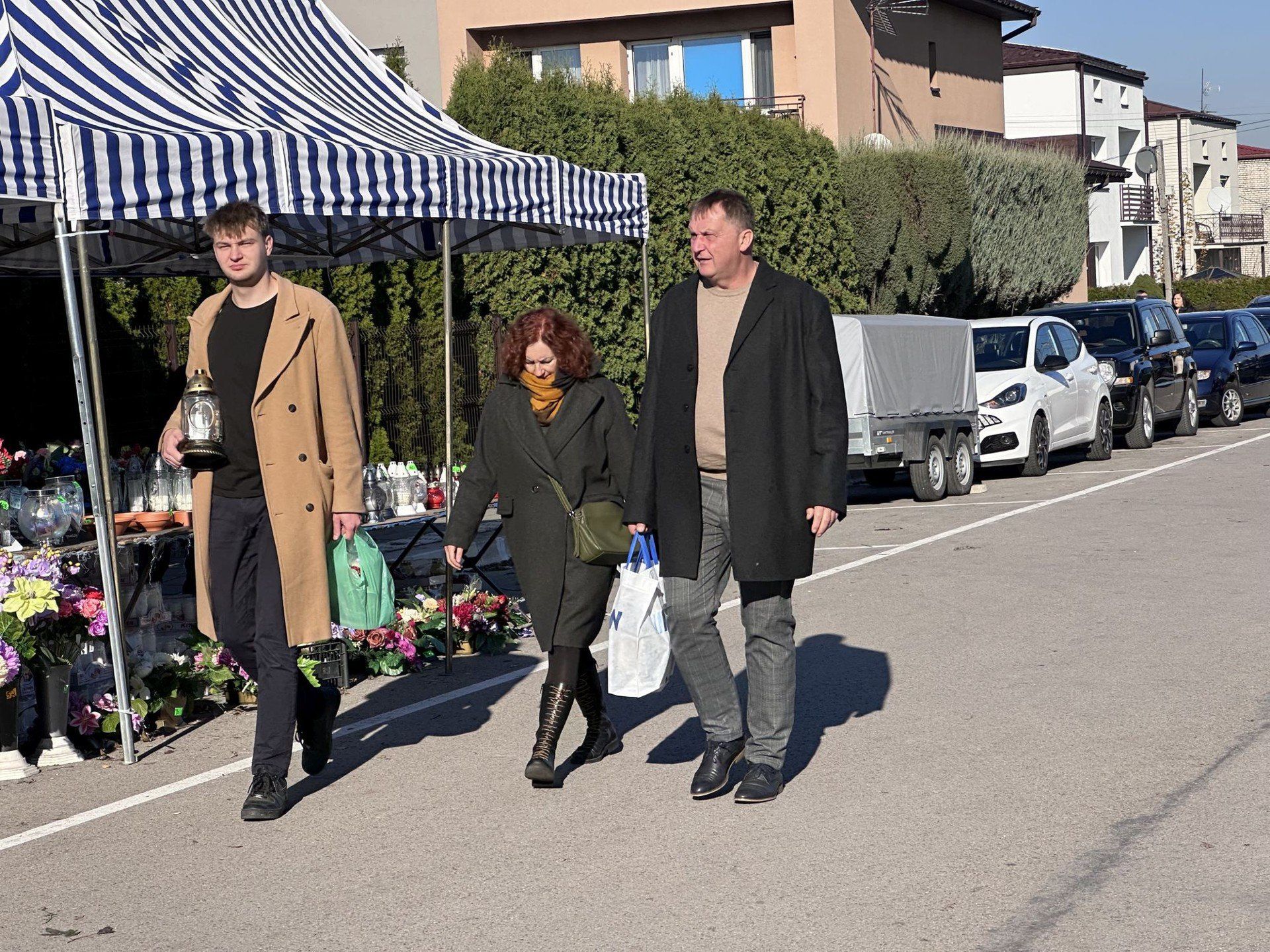 Nie brakowało zniczy oraz stroików 