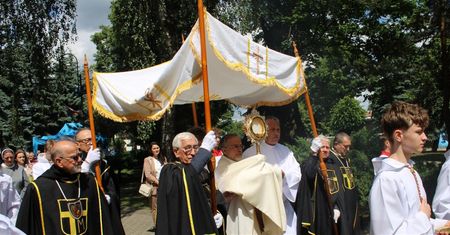 Odpust w parafii św. Antoniego w Zduńskiej Woli. Religijne uroczystości i piknik dla mieszkańców