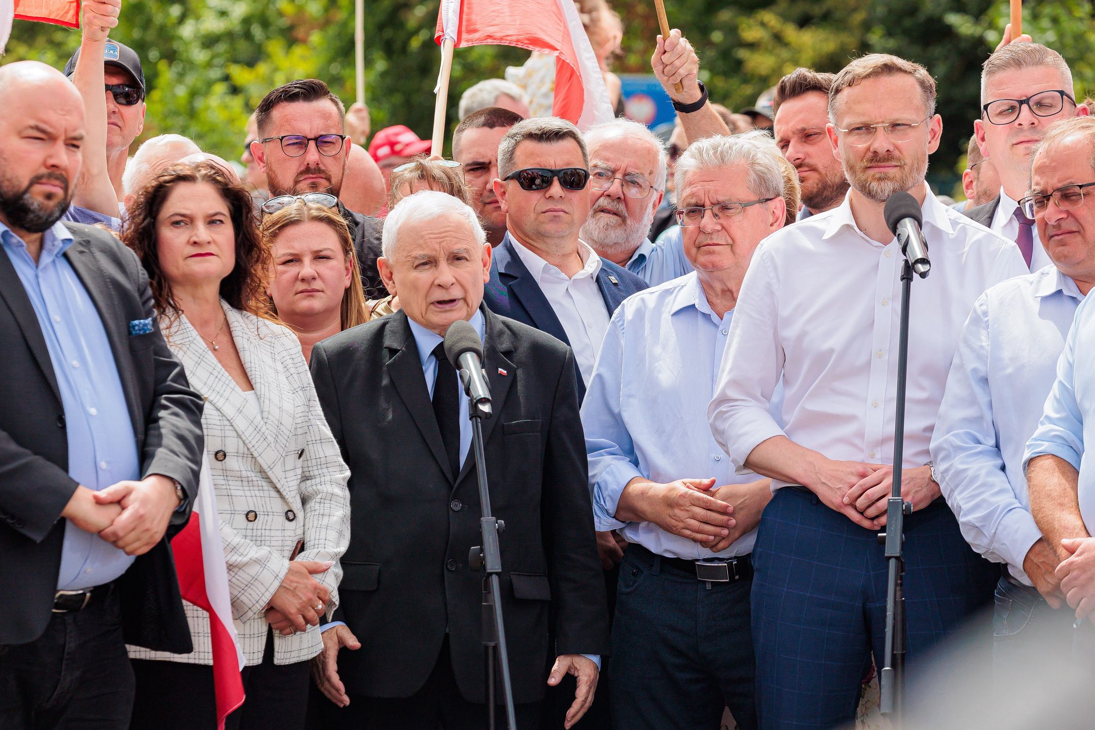 Wymiana zdań pomiędzy zwolennikami i przeciwnikami PiS w trakcie konferencji prasowej prezesa ugrupowania Jarosława Kaczyńskiego na polsko-niemieckim przejściu granicznym Rosówek-Rosow