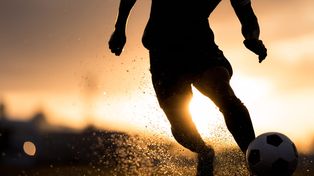 Klimontów: Sport wraca. W miejscu dawnego stadionu powstaje nowoczesne boisko. Prace już na wykończeniu