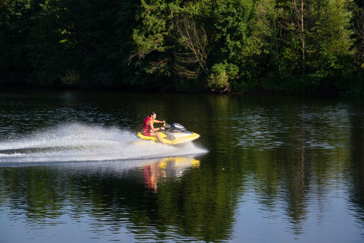 Wakacje 2020. Mazury. Motorowodniacy "szaleją bez umiaru"