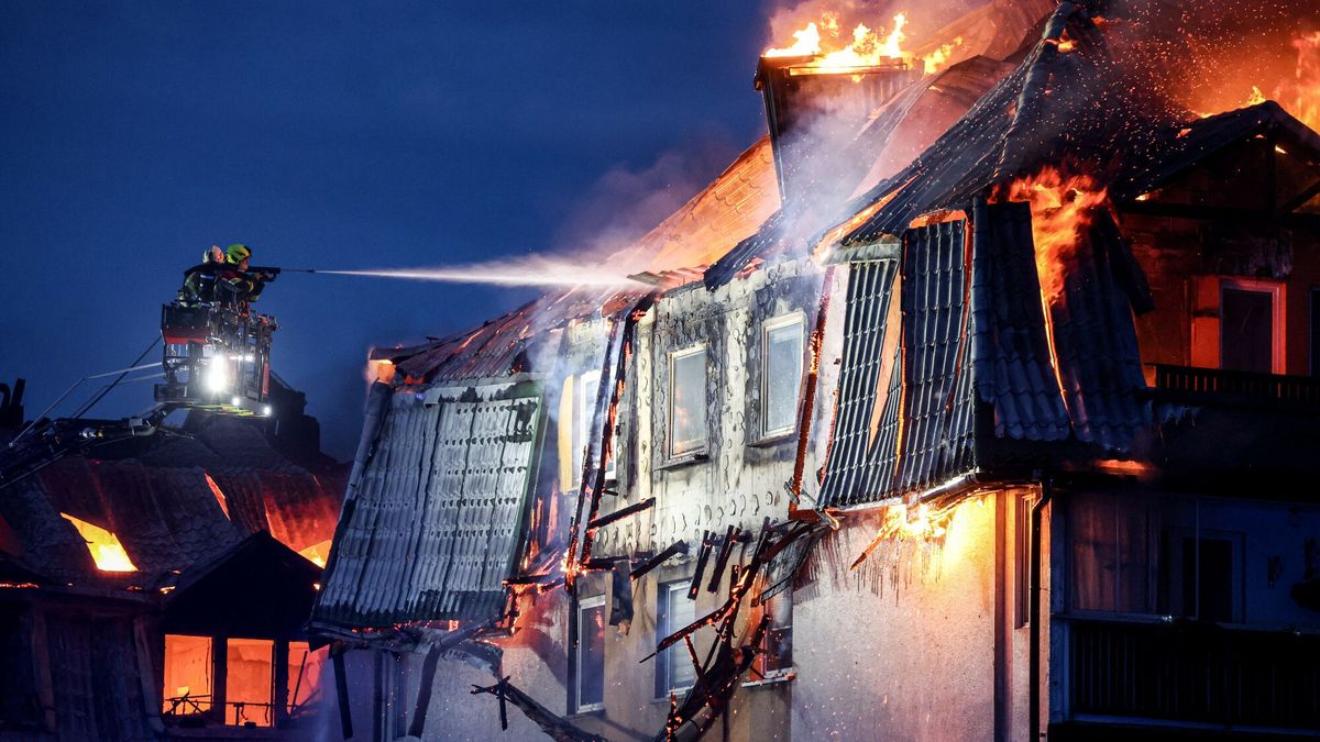 Po?ar bloku w Z?bkach pod Warszaw?
03.07.2025 Zabki Pozar domow mieszkalnych w Zabkach na ul. Powstancow 
 Fot. Andrzej Iwanczuk/REPORTER
Andrzej Iwanczuk/REPORTER