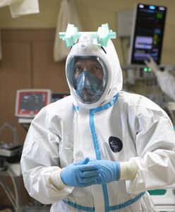 Koronawirus. 224. dzień epidemii. Lekarz nadal "zabezpieczony" maską do nurkowania