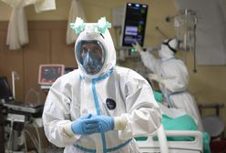 Koronawirus. 224. dzień epidemii. Lekarz nadal "zabezpieczony" maską do nurkowania
