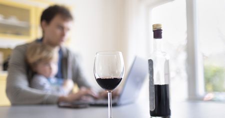 Masz poniżej 40 lat? Naukowcy: Nie powinieneś pić alkoholu