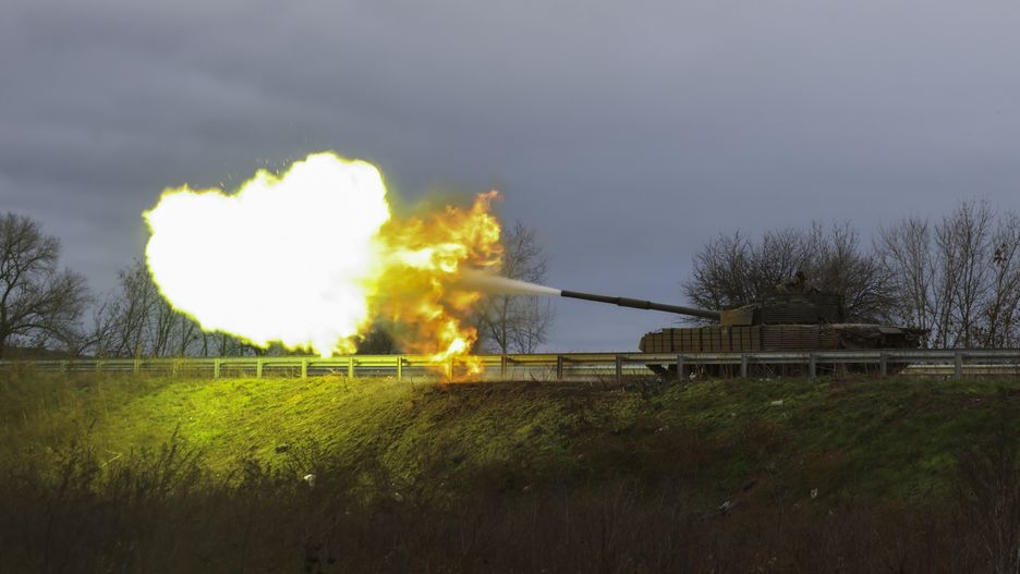 Russian invasion of Ukraine
epa10269649 Ukrainian servicemen shoot from the seized Russian T-80 tank on a road near the city of Bakhmut, Donetsk area, Ukraine, 27 October 2022, amid Russian invasion. Russian troops entered Ukraine on 24 February 2022 starting a conflict that has provoked destruction and a humanitarian crisis.  EPA/STR 
Dostawca: PAP/EPA.
STR