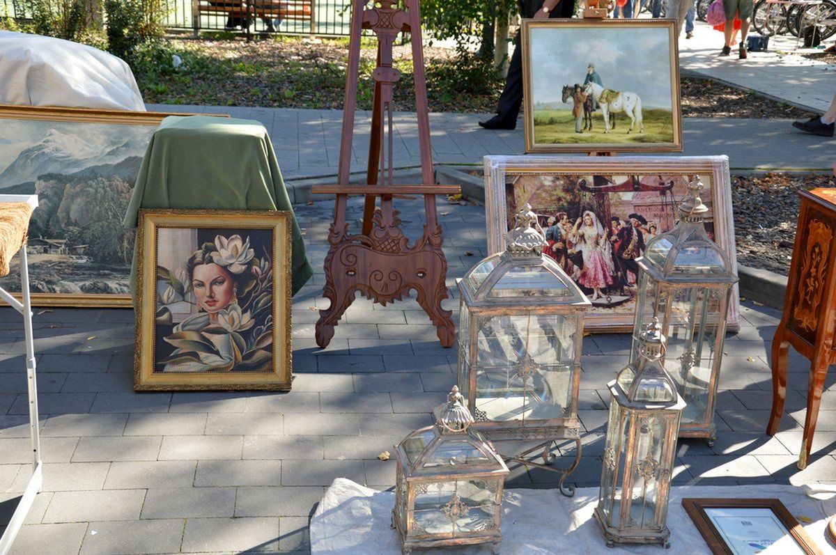 Stalowa Wola: Rozwadowski Targ Staroci w jesiennym słońcu, z zabytkami