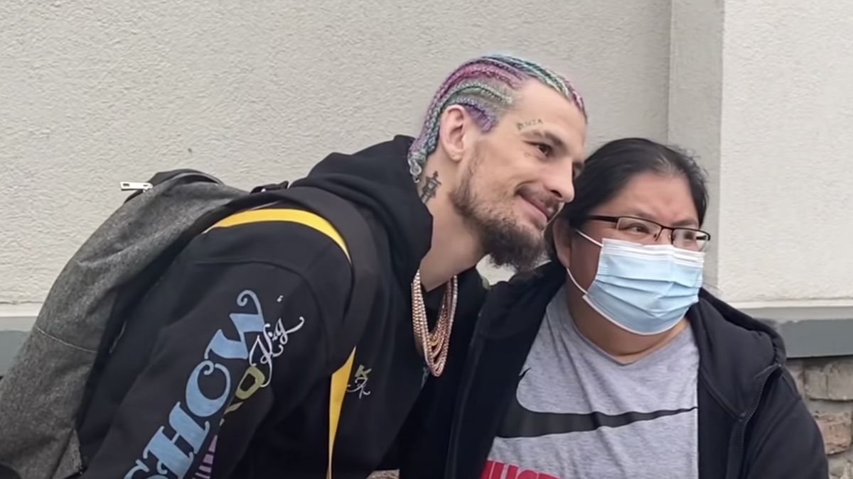 Sean O'Malley rozdawał pieniądze potrzebującym 