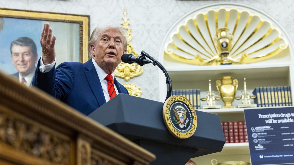 US President Donald Trump responds to a question from the news media following the announcement of a drug pricing deal during a press conference in the Oval Office of the White House in Washington, DC, USA, 10 October 2025. The deal, made with AstraZeneca CEO Pascal Soriot, includes deep price cuts for the Medicaid health plans and discounted prices through the TrumpRx website opening next year. EPA/SHAWN THEW / POOL Dostawca: PAP/EPA.