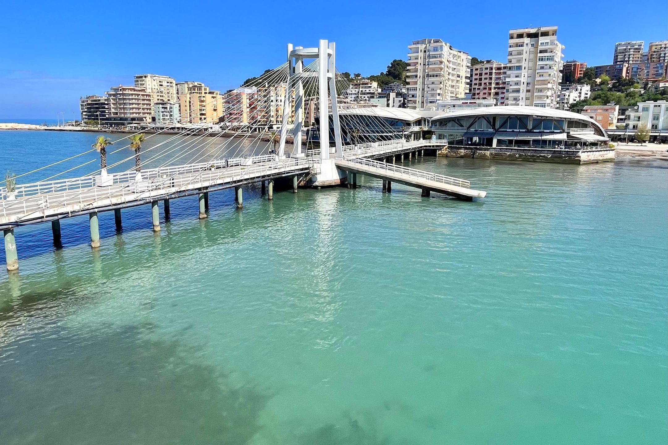 Durrës znajduje się jedynie 45 minut jazdy od Tirany