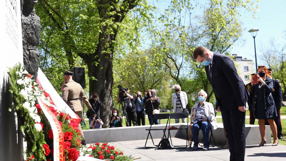 Warszawa. Minister edukacji i nauki Przemysław Czarnek podczas uroczystości złożenia kwiatów przed pomnikiem Witolda Pileckiego