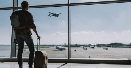 Ubezpieczenie bagażu i polisa od odwołania lotu – jak uchronić się przed stratami spowodowanymi śnieżycami i zamieciami?