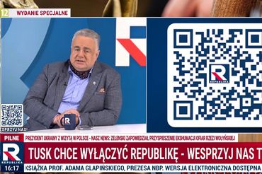 Tomasz Sakiewicz i QR kod do wpłat na Republikę