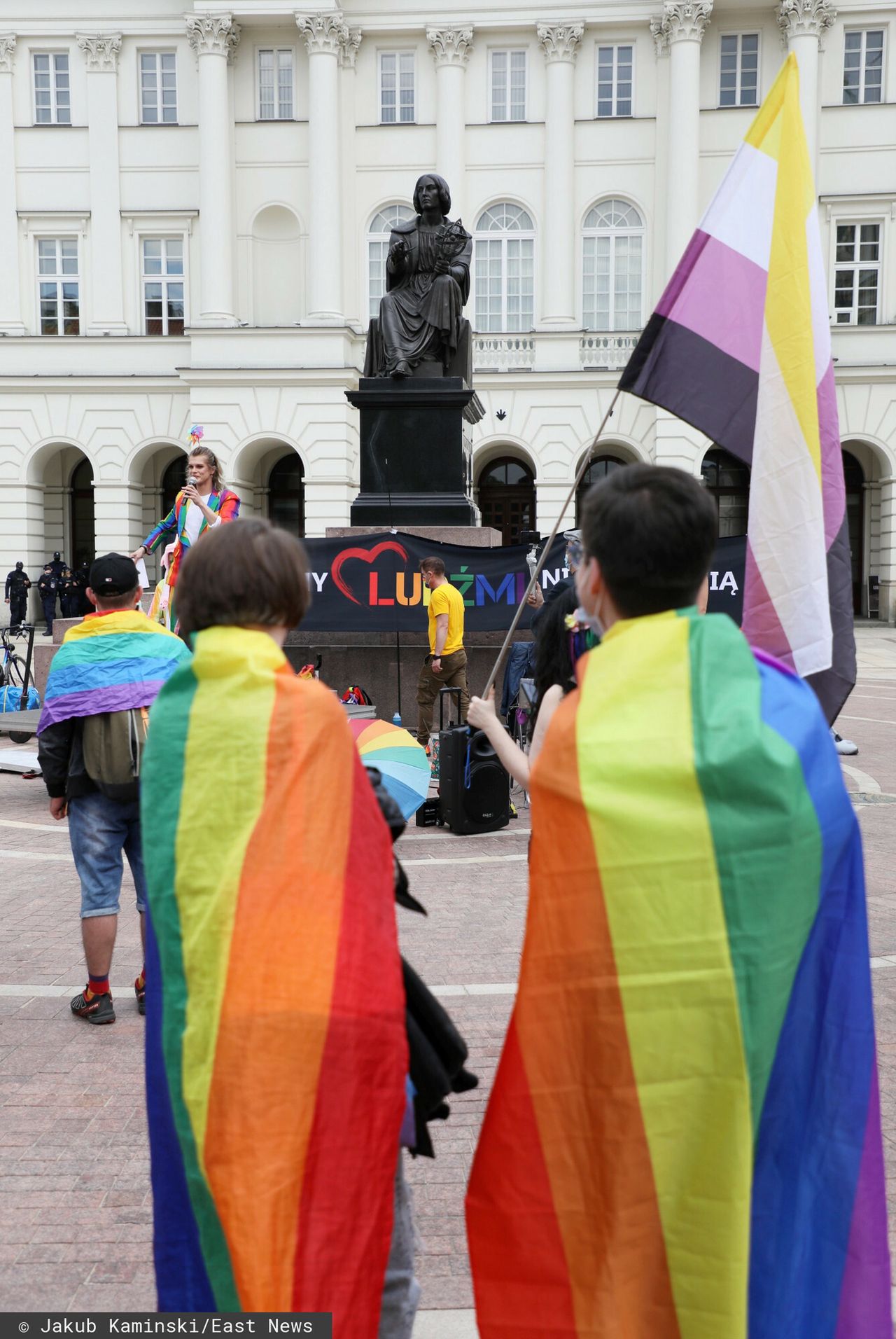 Splunął na osobę z flagę LGBT. Doszło do przepychanek na oczach policji