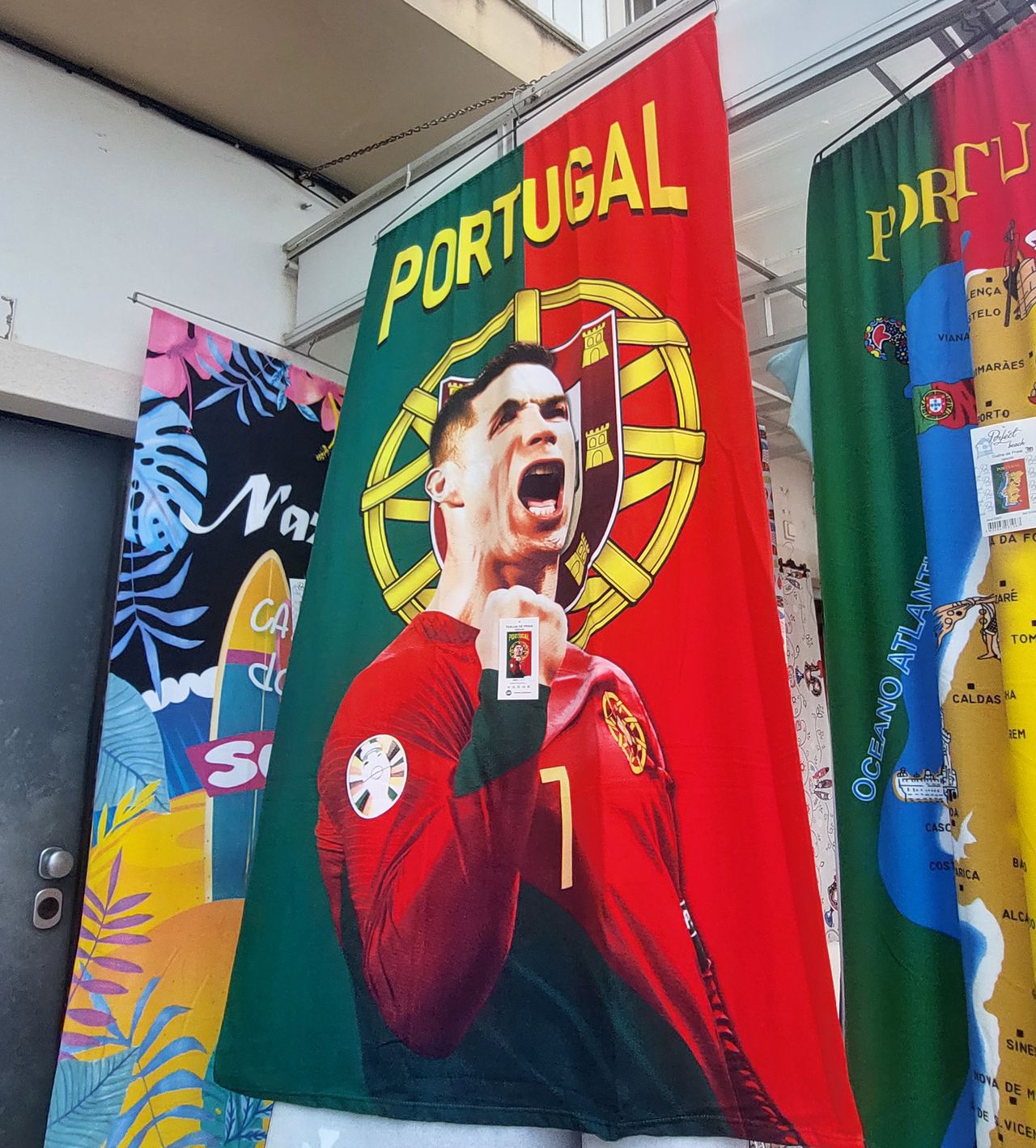 W Portugalii podobizny CR7 zdobią nawet plażowe ręczniki