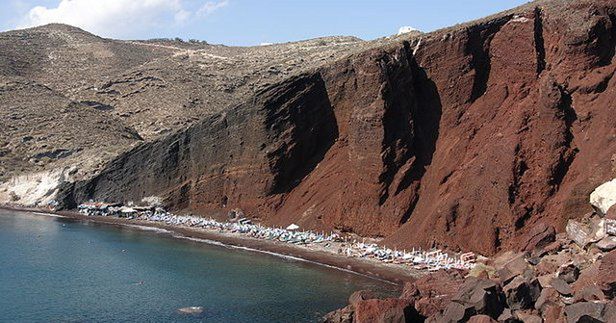 Klify Santorini na zboczach wulkanicznej kaldery (fot. Hartmut Inerle CC-BY)