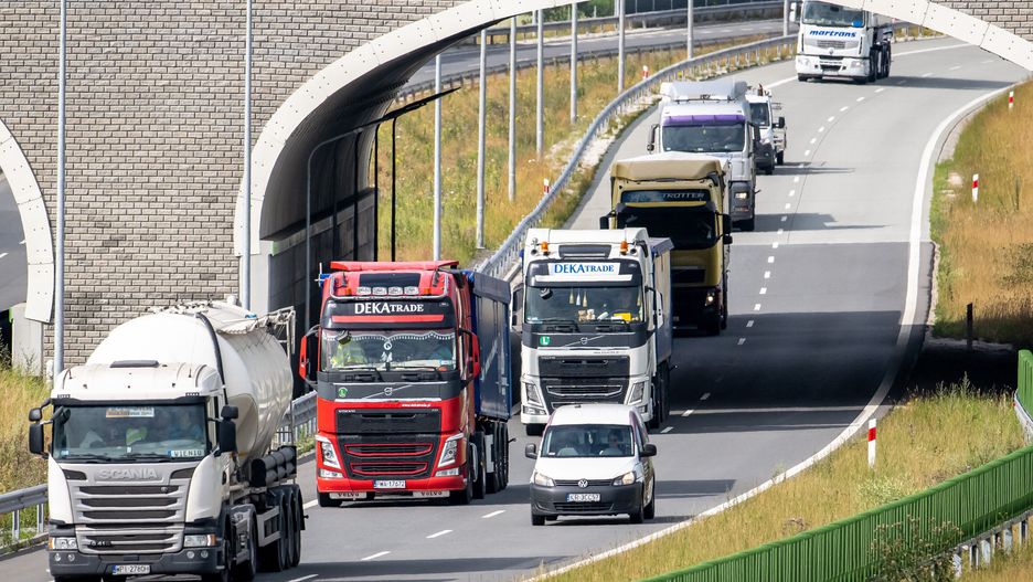 Borówno (pow. bydgoski), 03.07.2023. Ciężarówki na drodze ekspresowej S5 między Bydgoszczą a węzłem Nowe Marzy, w miejscowości Borówno, 3 bm. Od 1 lipca obowiązuje zakaz wyprzedzania innych pojazdów przez ciężarówki na dwupasmowych odcinkach autostrad i dróg ekspresowych. (jm) PAP/Tytus Żmijewski