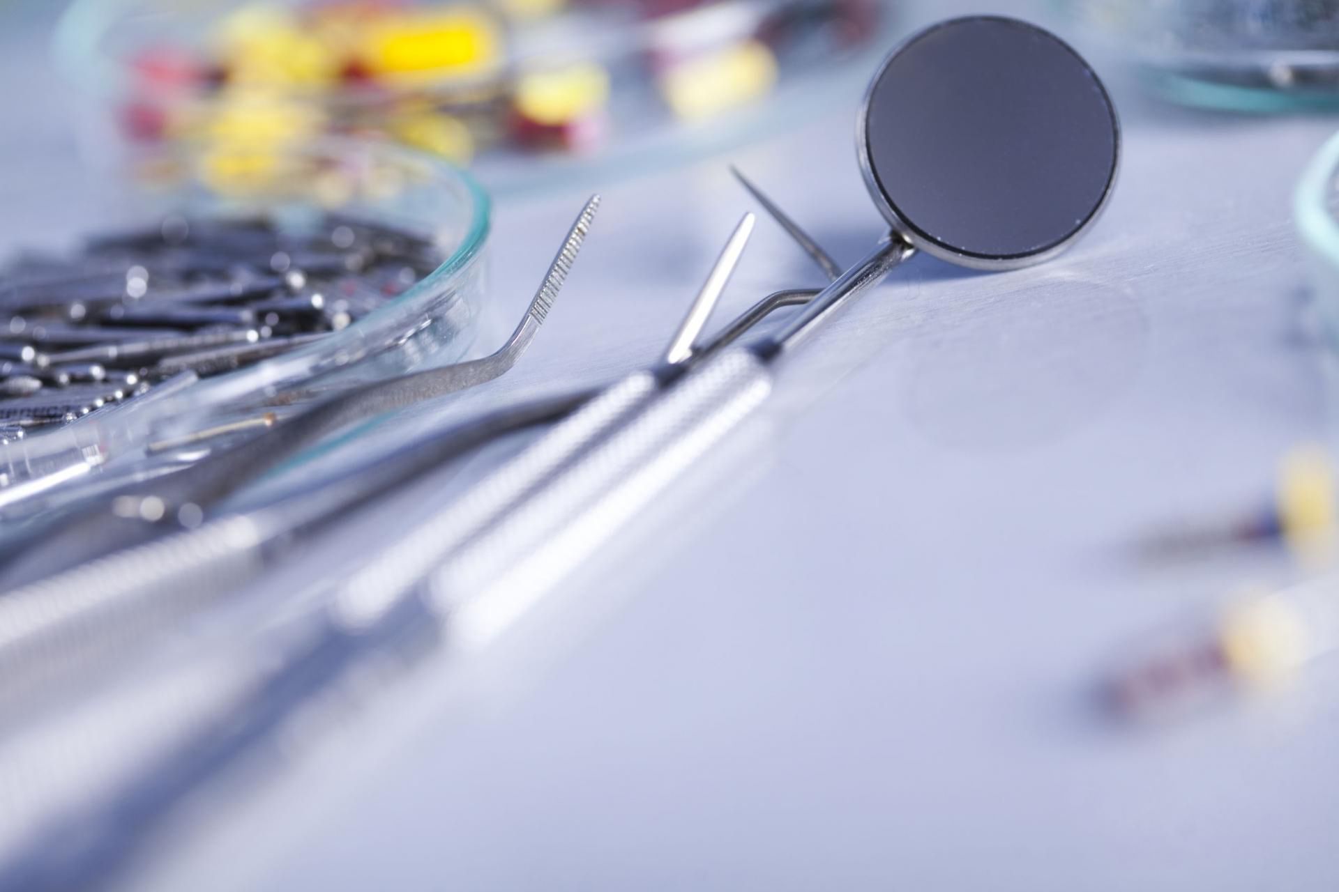 Resekcja wierzchołka korzenia zęba jest zabiegiem chirurgicznym. 