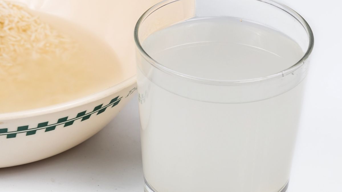 Woda ryżowa ma wiele właściwości zdrowotnych. Warto pić jedną szklankę dziennie.