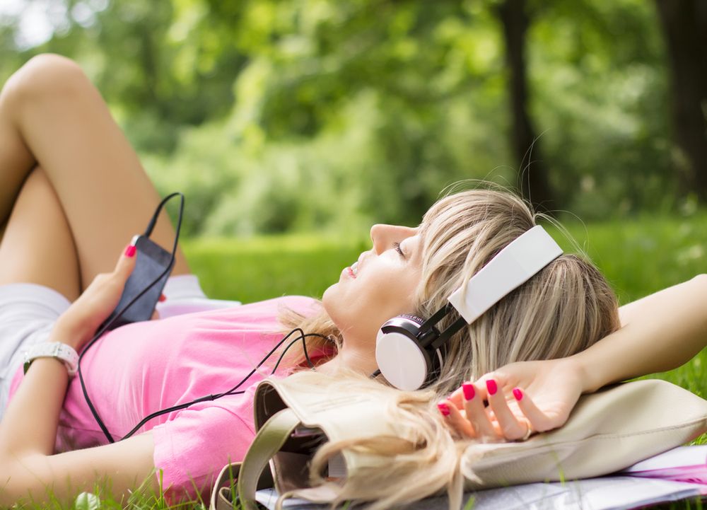 Zdjęcie dziewczyny słuchającej muzyki pochodzi z serwisu Shutterstock