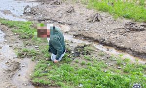 Policjanci zauważyli mężczyznę do połowy wciągniętego przez błoto. Nie mógł się ruszyć