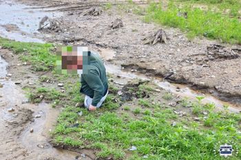 Policjanci zauważyli mężczyznę do połowy wciągniętego przez błoto. Nie mógł się ruszyć