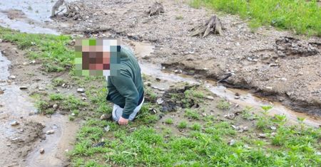 Policjanci zauważyli mężczyznę do połowy wciągniętego przez błoto. Nie mógł się ruszyć