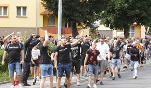 Lubin. Protest pod komendą policji po śmierci mężczyzny. Wulgarne hasła pod adresem funkcjonariuszy