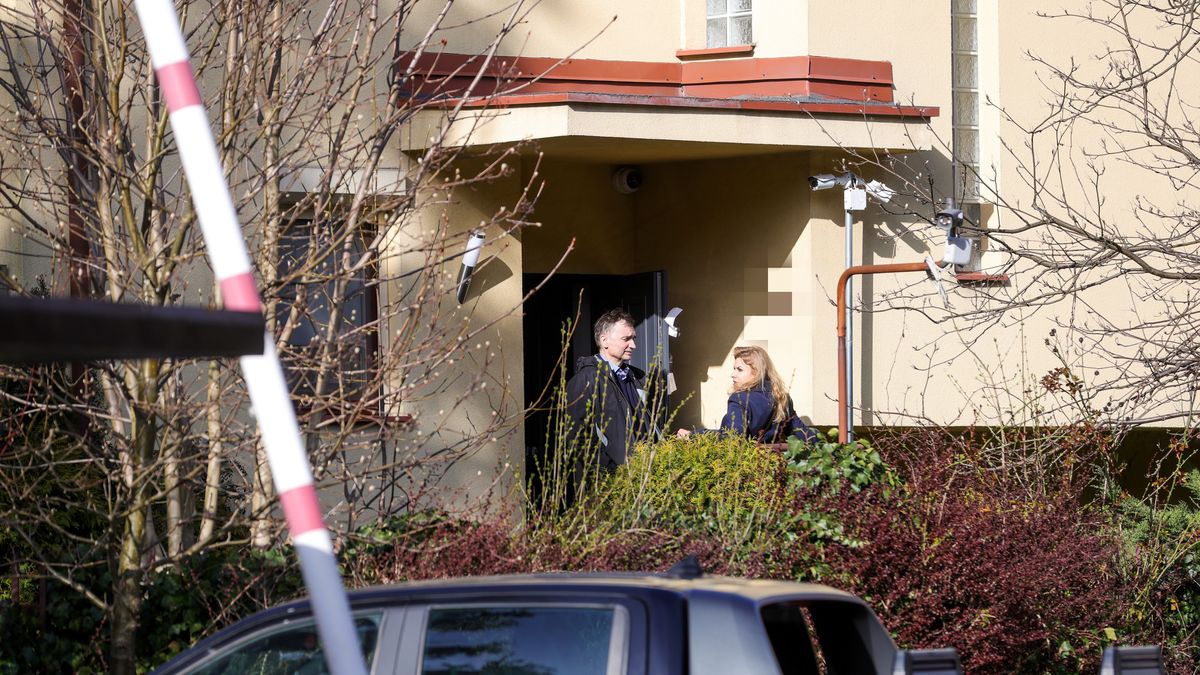 Warszawa, 27.03.2024. Były minister sprawiedliwości Zbigniew Ziobro (L) przed swoim domem w Warszawie, 27 bm. Dziś nastąpiło przeszukanie jego mieszkania. Agencja Bezpieczeństwa Wewnętrznego kontynuuje rozpoczęte we wtorek działania w śledztwie dotyczącym Funduszu Sprawiedliwości. (ad) PAP/Rafał Guz ***Zdjęcie do depeszy PAP pt. ABW kontynuuje rozpoczęte we wtorek działania w śledztwie dot. Funduszu Sprawiedliwości***