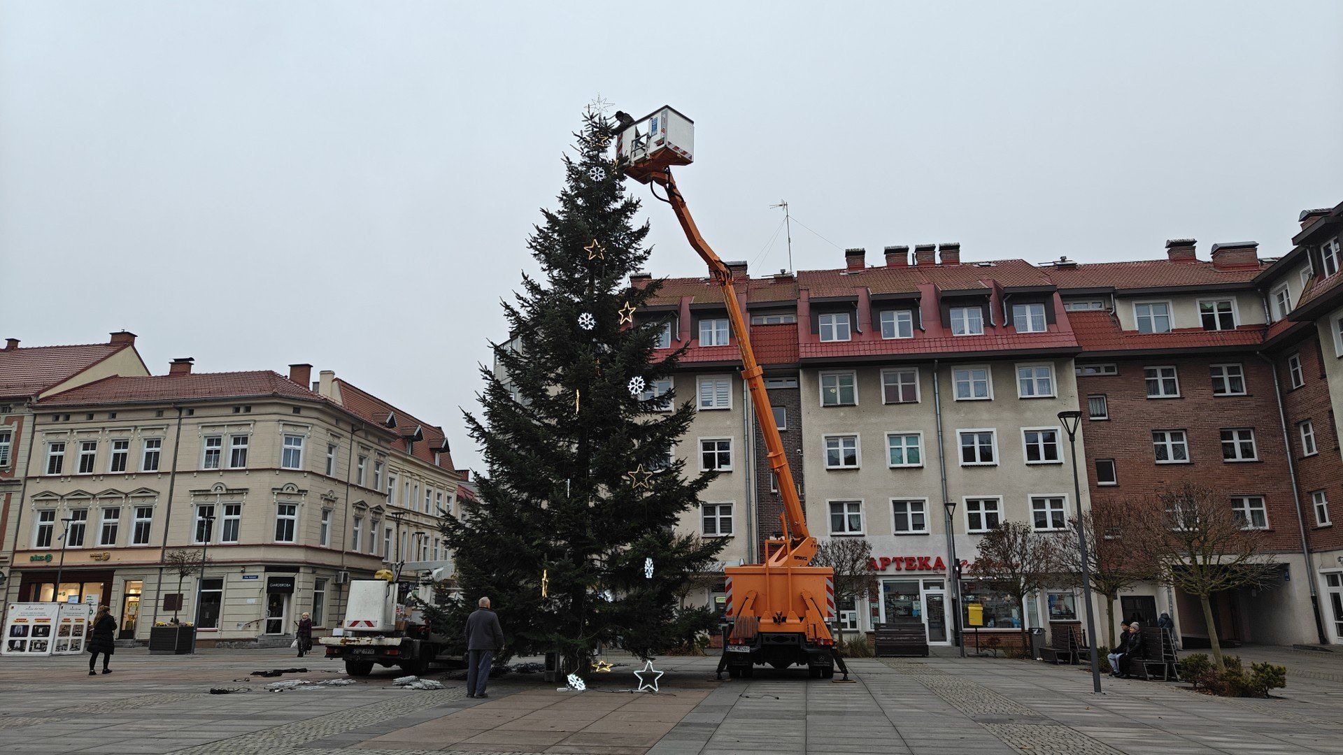 Trwa montaż ozdób na szczecineckiej największej choince