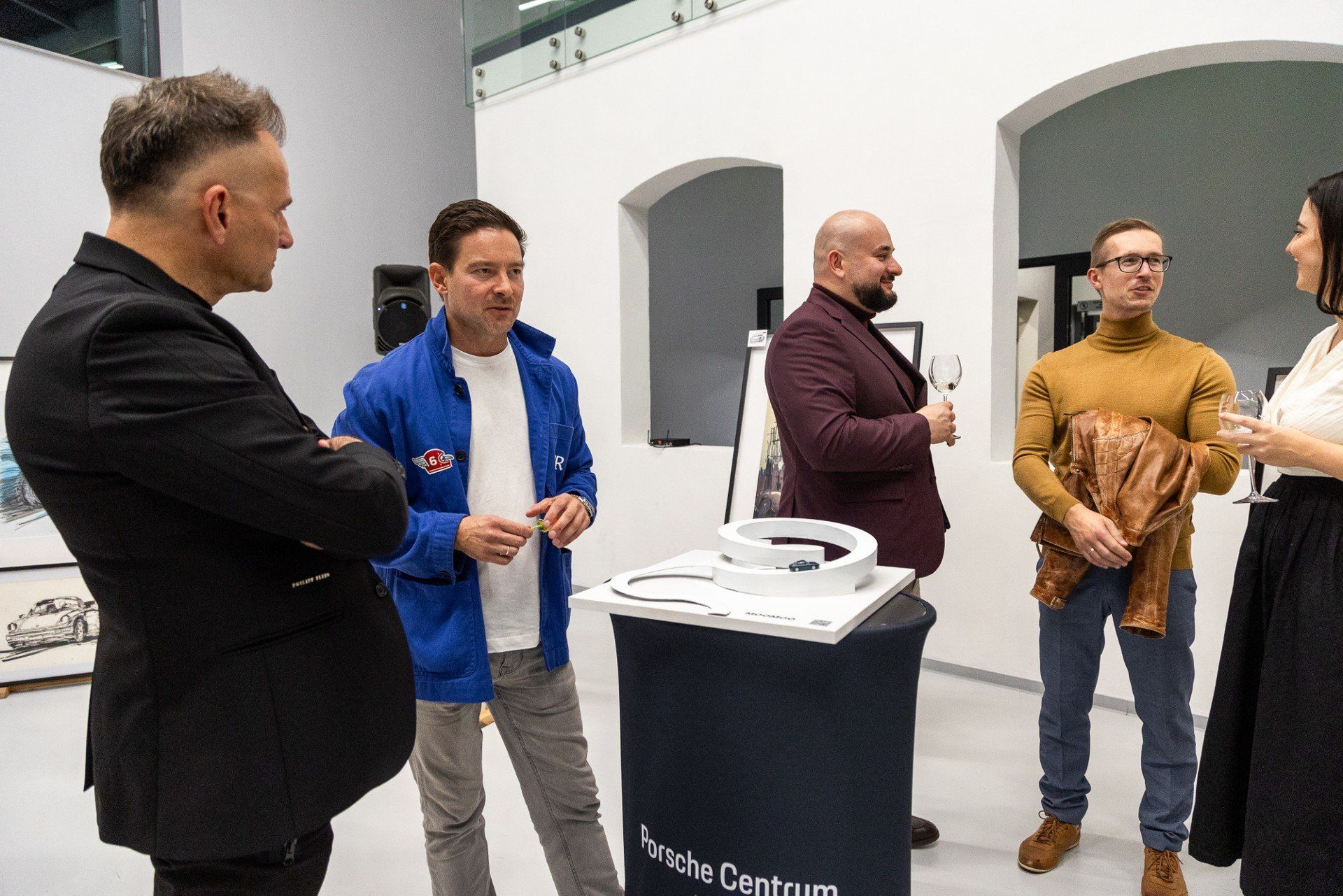 Łukasz Pastuszka i Jakub Majewski obok swojego projektu architektonicznego.