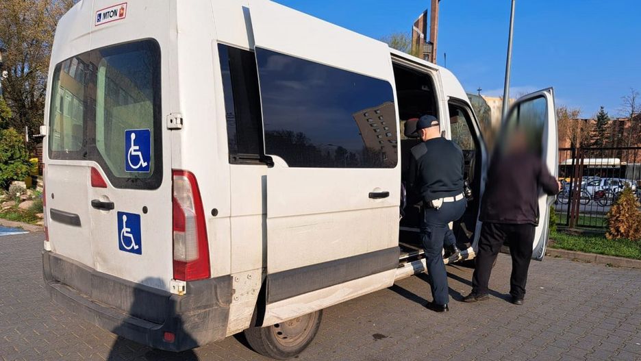 Bus przewożący niepełnosprawne dzieci do szkoły